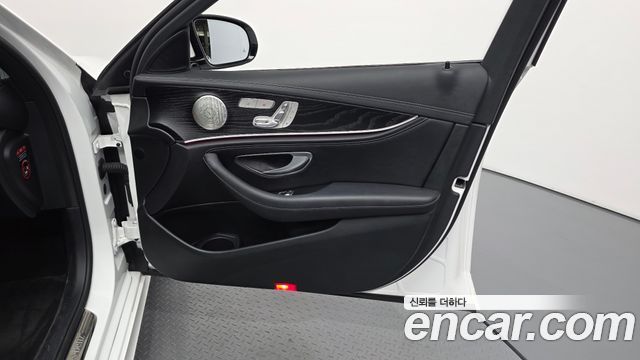 Mercedes-Benz E-Class 2022 — photo 14