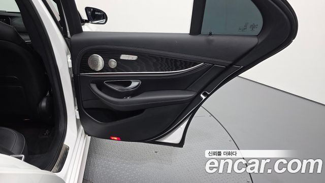 Mercedes-Benz E-Class 2022 — photo 15
