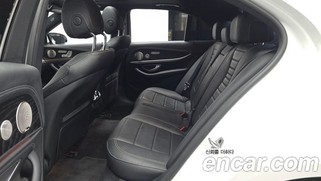 Mercedes-Benz E-Class 2022 — photo 16