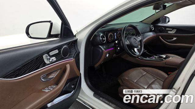 Mercedes-Benz E-Class 2017 — photo 10