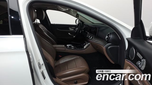 Mercedes-Benz E-Class 2017 — photo 11