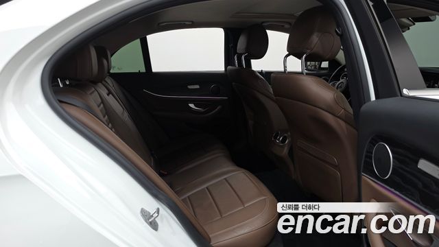Mercedes-Benz E-Class 2017 — photo 12