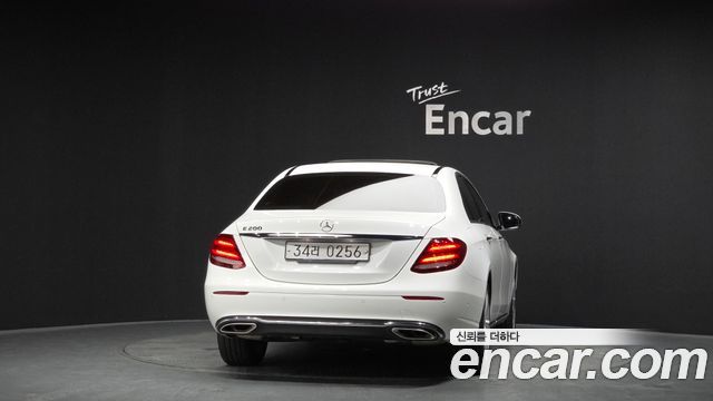 Mercedes-Benz E-Class 2017 — photo 4