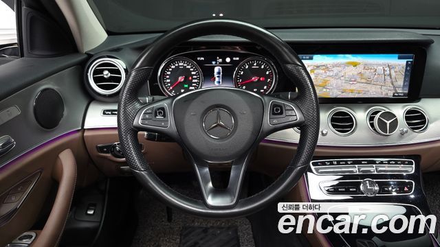 Mercedes-Benz E-Class 2017 — photo 12