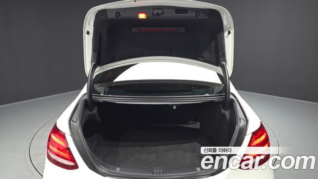 Mercedes-Benz E-Class 2017 — photo 20