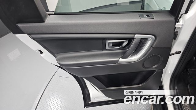 Land Rover Discovery Sport 2016 — photo 15