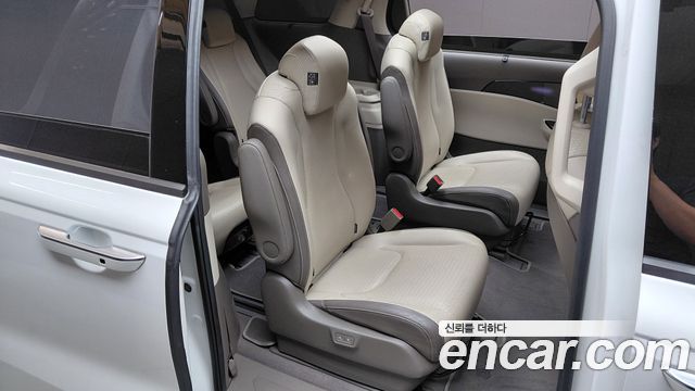 Kia Canival 2023 — photo 17
