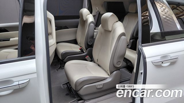 Kia Canival 2023 — photo 16