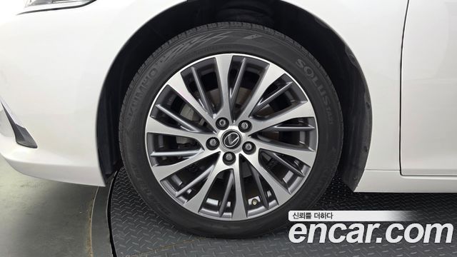 Lexus ES 2020 — photo 5
