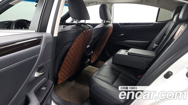 Lexus ES 2020 — photo 11