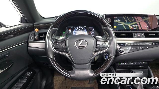 Lexus ES 2020 — photo 12