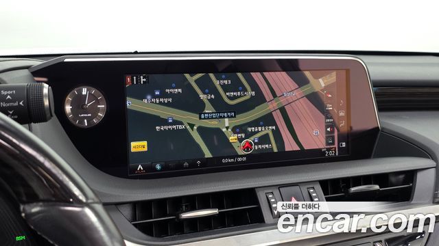 Lexus ES 2020 — photo 13