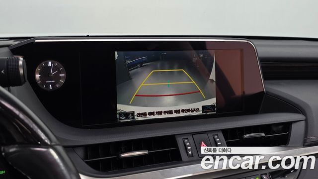 Lexus ES 2020 — photo 14