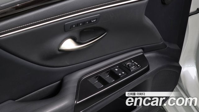 Lexus ES 2020 — photo 16