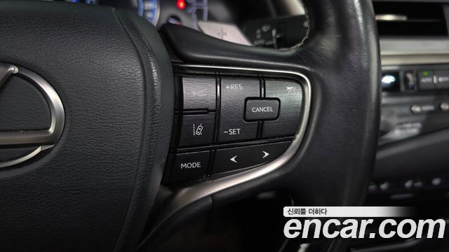 Lexus ES 2020 — photo 17