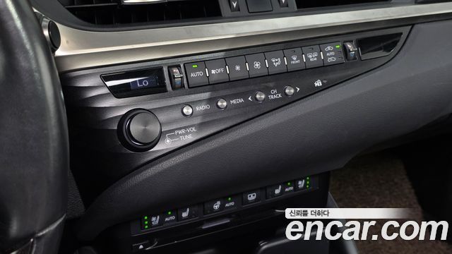 Lexus ES 2020 — photo 18