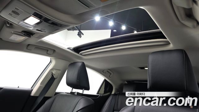 Lexus ES 2020 — photo 19