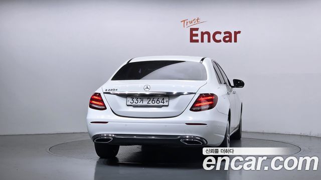 Mercedes-Benz E-Class 2017 — photo 4