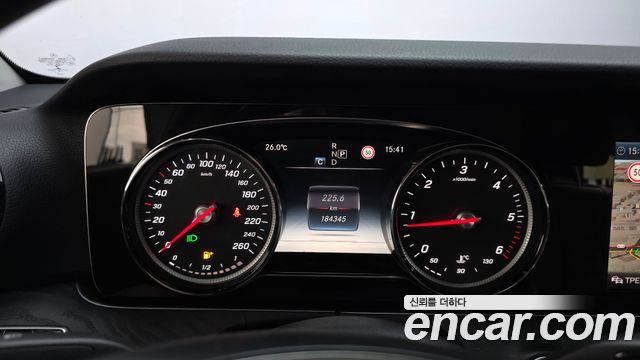 Mercedes-Benz E-Class 2017 — photo 8