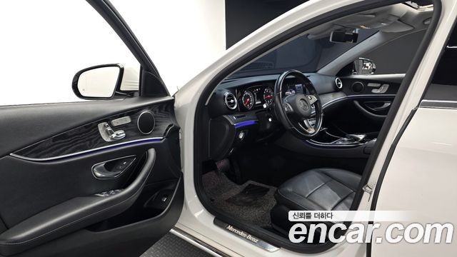 Mercedes-Benz E-Class 2017 — photo 10