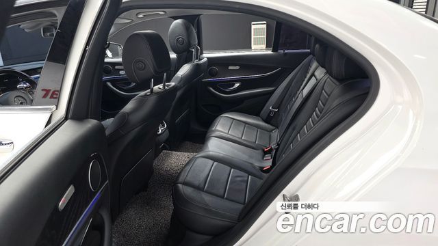 Mercedes-Benz E-Class 2017 — photo 12