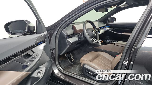 BMW 5-Series 2024 — photo 13