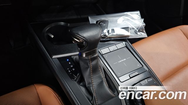 Lexus UX 2019 — photo 12