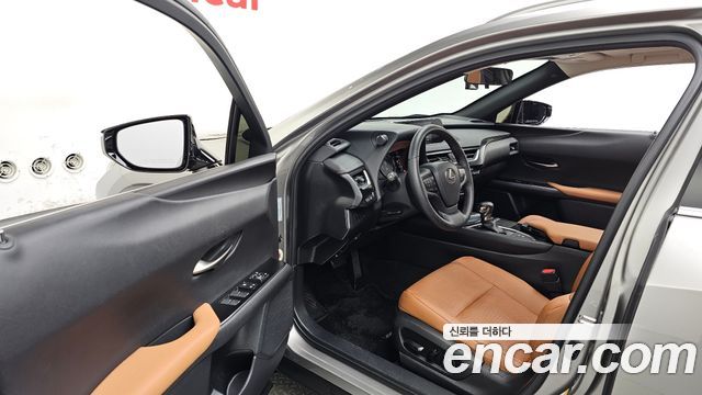 Lexus UX 2019 — photo 13