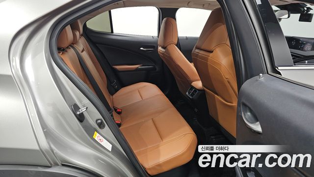 Lexus UX 2019 — photo 18