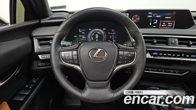 Lexus UX 2019 — photo 19