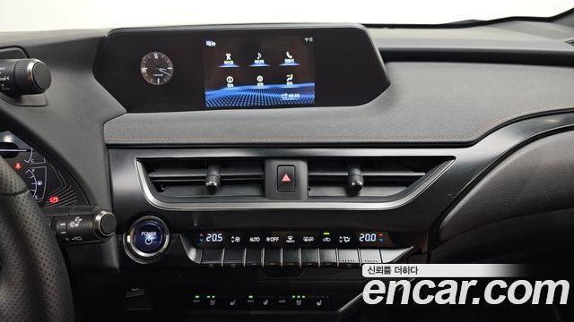 Lexus UX 2019 — photo 20