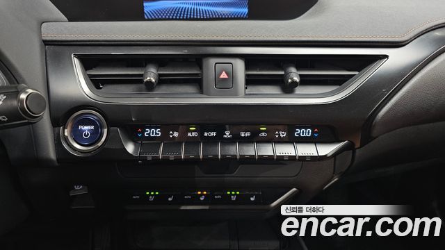 Lexus UX 2019 — photo 23