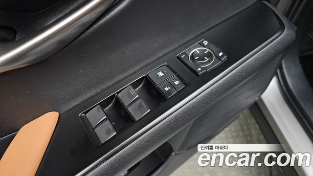 Lexus UX 2019 — photo 25