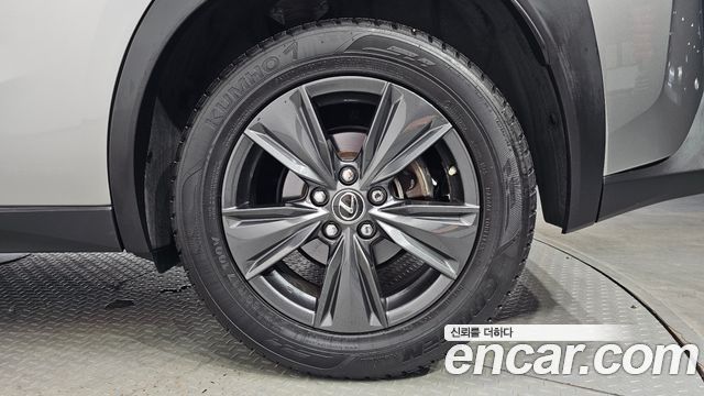 Lexus UX 2019 — photo 7
