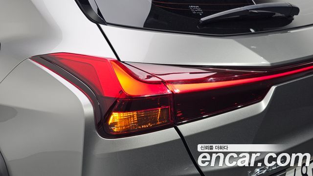 Lexus UX 2019 — photo 9