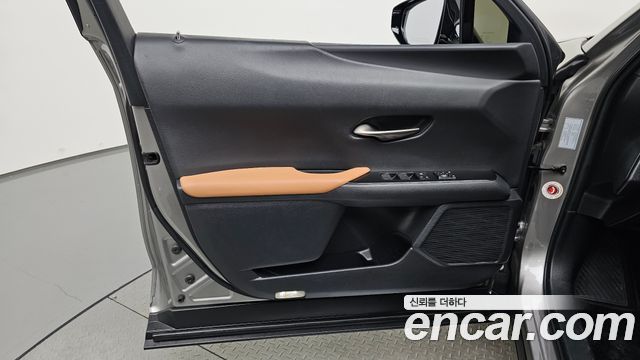 Lexus UX 2019 — photo 14
