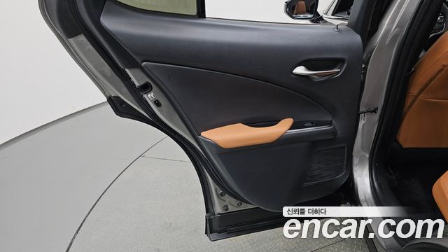 Lexus UX 2019 — photo 15