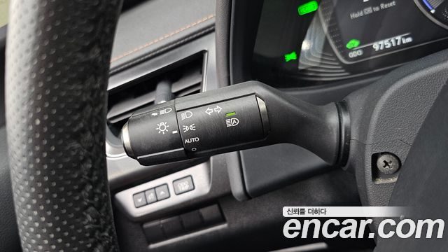 Lexus UX 2019 — photo 27