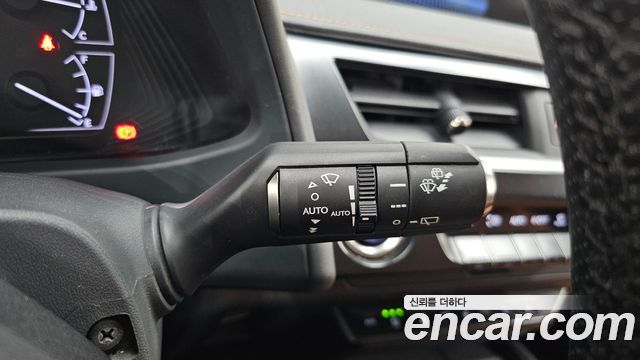 Lexus UX 2019 — photo 28