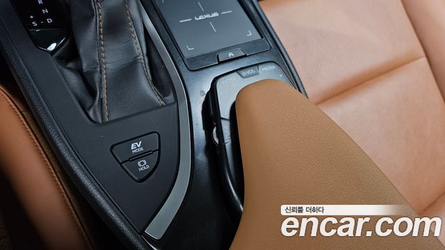 Lexus UX 2019 — photo 30