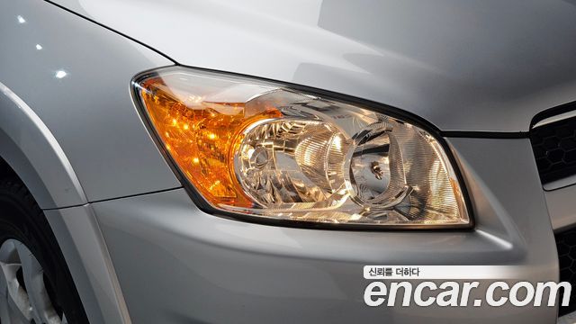 Toyota RAV4 2011 — photo 8