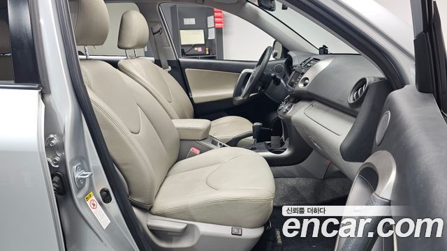 Toyota RAV4 2011 — photo 16