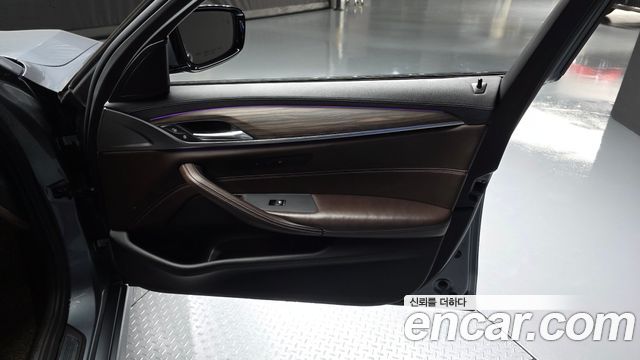 BMW 5-Series 2017 — photo 14