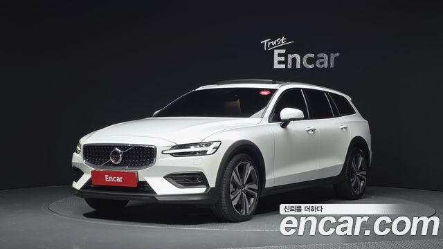 Volvo V60 2020 — photo 1