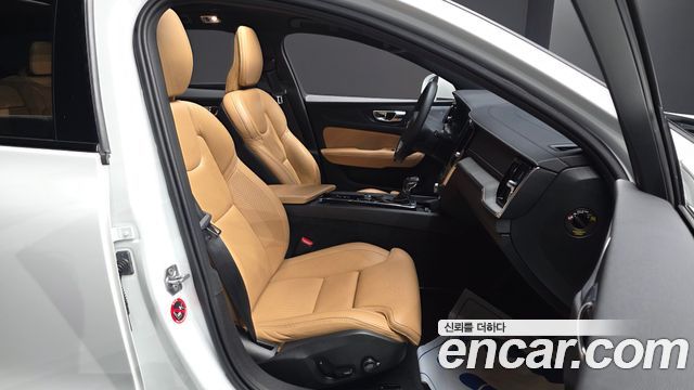 Volvo V60 2020 — photo 16