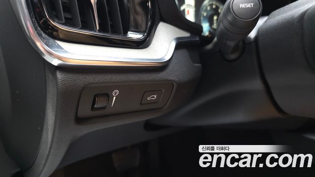 Volvo V60 2020 — photo 37