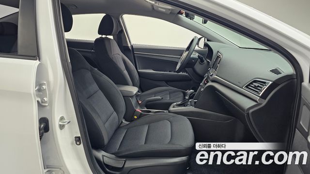 Hyundai AVANTE 2018 — photo 11