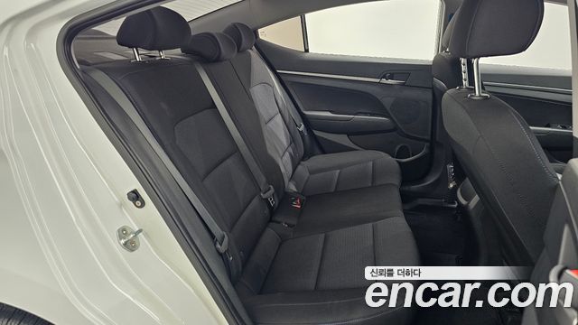 Hyundai AVANTE 2018 — photo 12