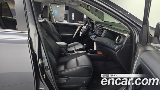 Toyota RAV4 2018 — photo 17