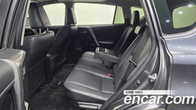 Toyota RAV4 2018 — photo 18